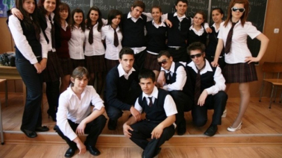 Гимназии в Пиринско се гордеят с униформите си | StandartNews.com