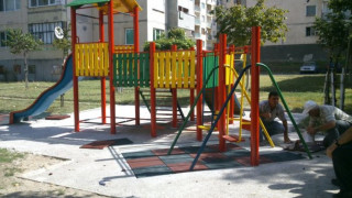 Благоустрояват двора на болницата и три детски площадки в Момчилград 