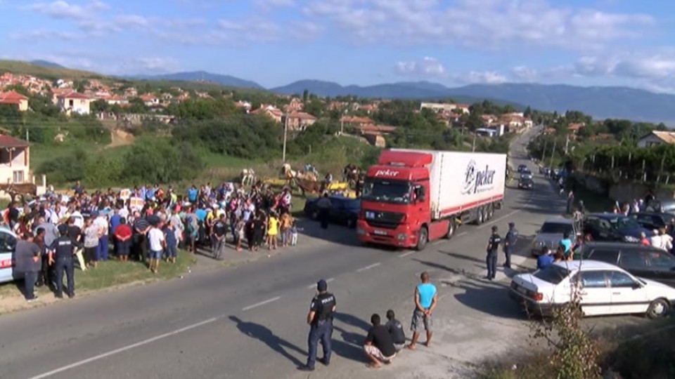 Жители на четири села в Старозагорско блокираха пътя край Паничерево | StandartNews.com