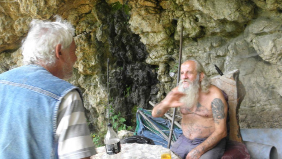 Чудак посреща гости в бивак край водопад | StandartNews.com