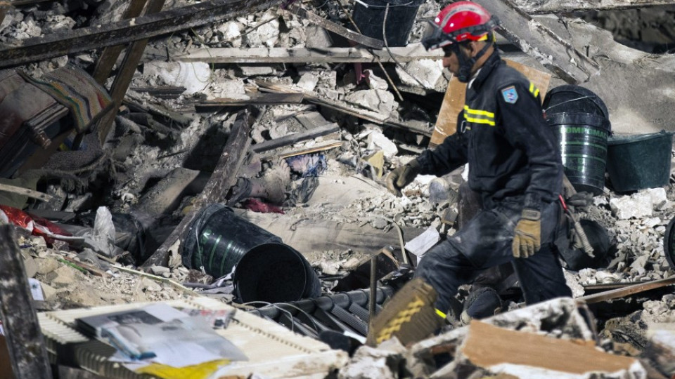 Сграда рухна в Лил, загинаха майка и дете  | StandartNews.com