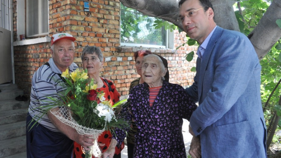 Бургаският кмет на крака при столетницата баба Дойка | StandartNews.com