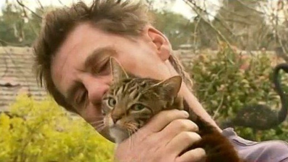 ВИДЕО: Котка герой спаси стопанина си от огнен ад | StandartNews.com