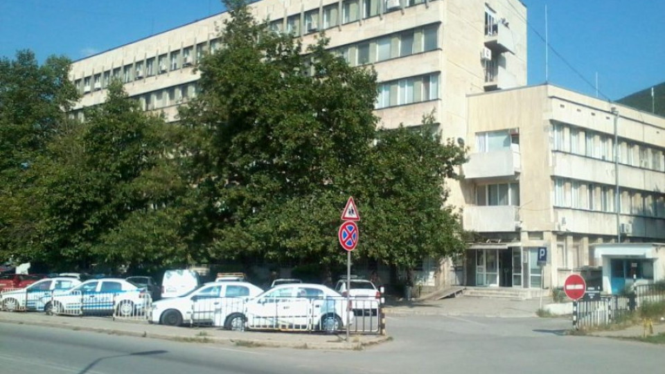 Семейство напада полицаи | StandartNews.com