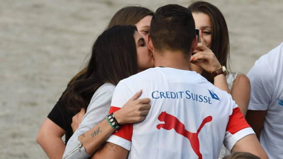 Атакуват с целувки звезда на Швейцария | StandartNews.com