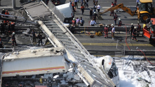 Камион срути надлез в Истанбул