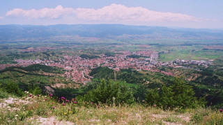 Панаир събира търговци и певци в казарма