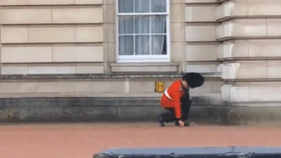 Наказват танцуващ гвардеец пред Бъкингамския дворец | StandartNews.com