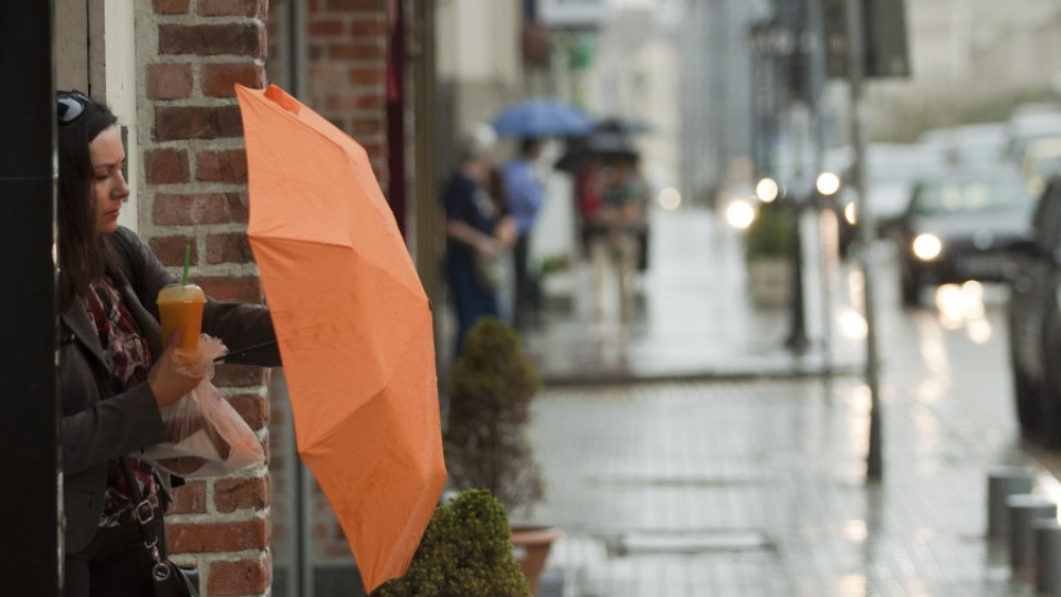 Оранжев код за опасни валежи в 8 области | StandartNews.com