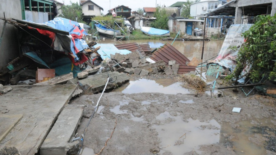 Ден на траур за жертвите от потопа в Бургас | StandartNews.com