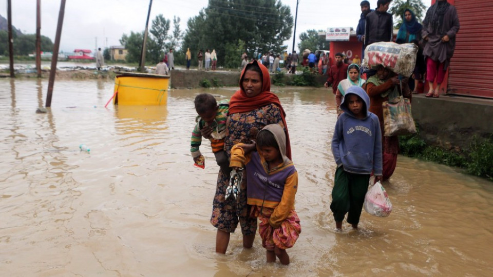 120 души станаха жертвите на наводнения и свлачища в Индия | StandartNews.com