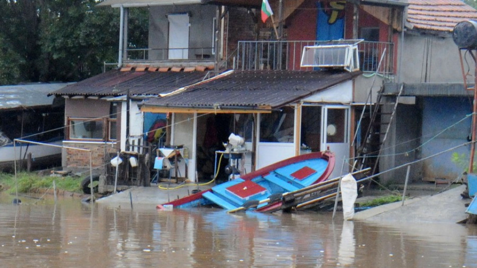 Продължава отводняването на Бургас | StandartNews.com
