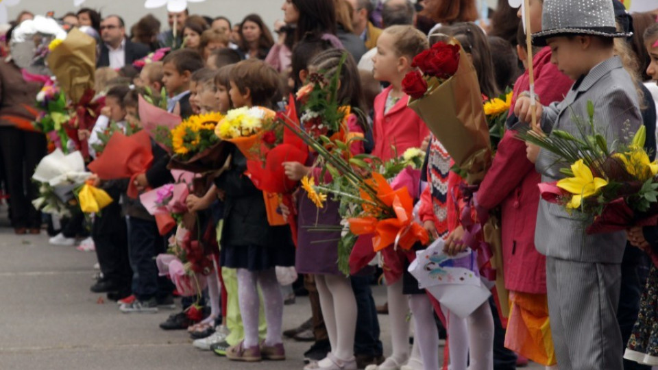 Учители призовават: Дарете за пострадалите парите за цветя | StandartNews.com