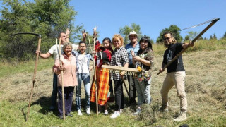 Китайци доят крави в родопски "Сървайвър"