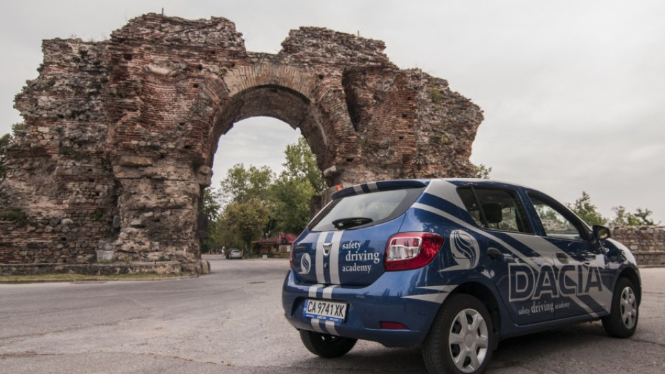 Dacia обиколи най-интересните туристически обекти в България | StandartNews.com