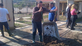 Доброволците от ГЕРБ продължават да помагат на засегнатите от наводненията 
