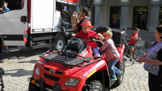 Парадът на пожарната в Кърджали събра многобройна публика