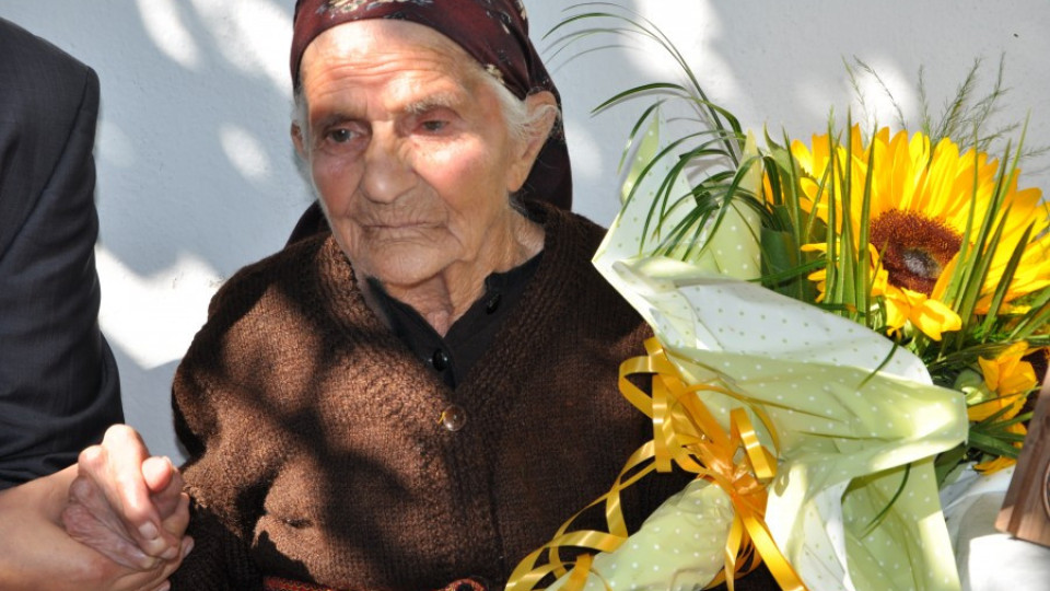 Не ни жалят младите, оплаква се 100-годишна баба от Разлог | StandartNews.com