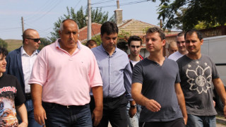 Кръщават пуйче на Бойко в наводненото Странско