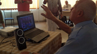 Пенсионери в дома в Добрич говорят по скайп с деца и внуци