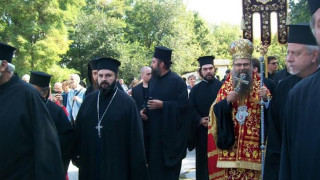 Пловдивският владика внесе Светия кръст в "Св. Кирик"