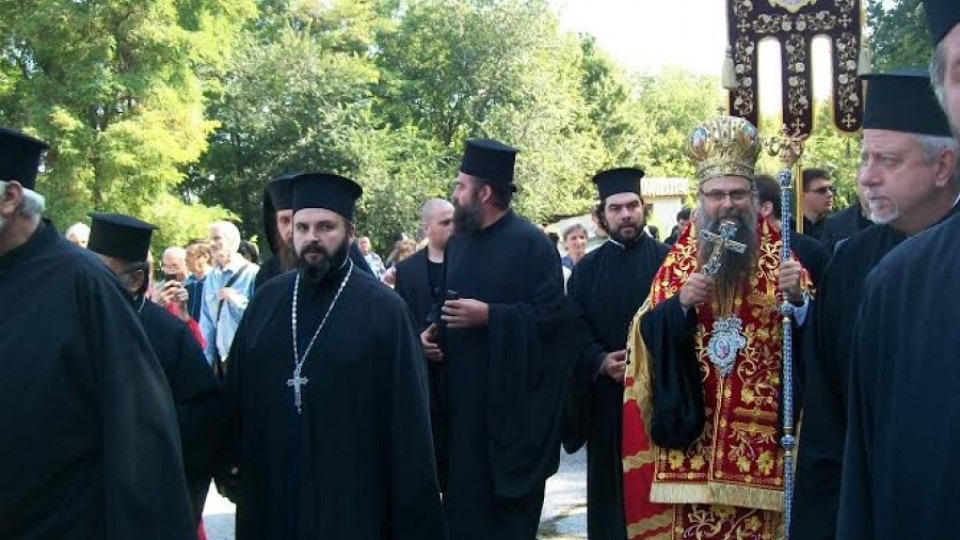 Пловдивският владика внесе Светия кръст в "Св. Кирик" | StandartNews.com