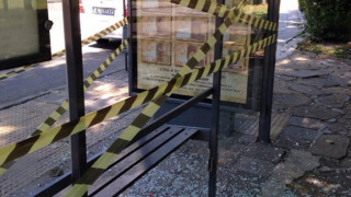 Вандали изтръгнаха стълбове в строшиха спирка в Бургас
