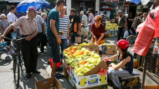 Гърци пазаруват евтини стоки в Неврокопско