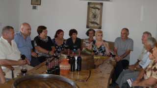 Чакърдъкова пя и агитира в петрички села