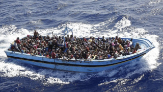 Корабче с 200 мигранти потъна край Либия, спасиха 26