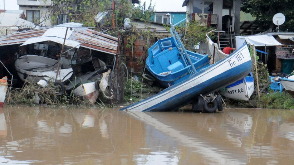 МС отпусна по 10000 лв. на близките на загиналите при наводненията в Бургас  | StandartNews.com