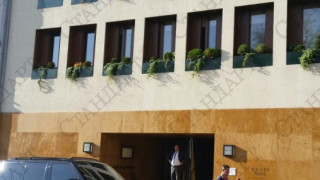 Джип и патрулка чакат Василев пред хотела