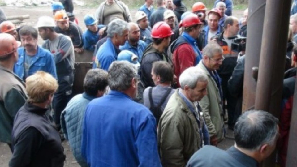 Протест на 300 метра под земята за заплати (ОБЗОР) | StandartNews.com