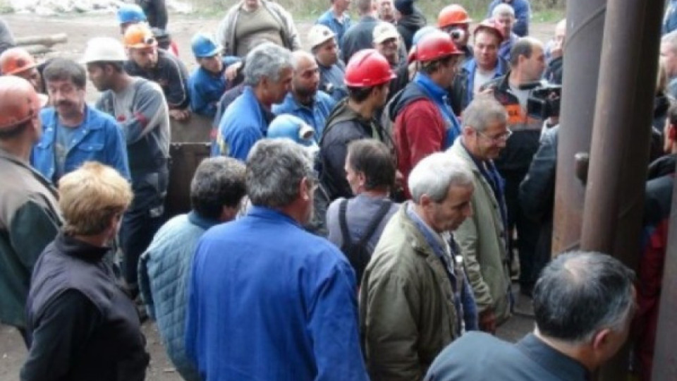 Протест на 300 метра под земята за заплати (ОБЗОР) | StandartNews.com