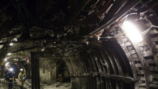 Близо 100 миньори остават в стачка под земята