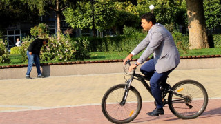 Кмет яхна колелото на сина си за работа