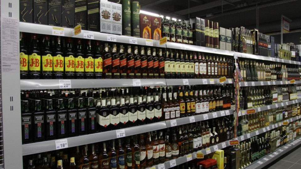 Хванаха над 6 хил. бутилки нелегален алкохол в БГ тир | StandartNews.com