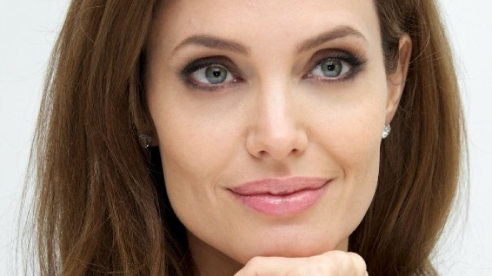 Джоли режисира филм за търговията на слонова кост | StandartNews.com