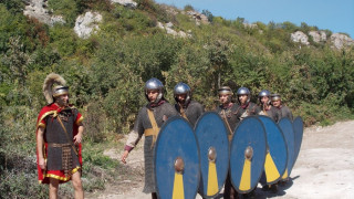 С римляни и протестиращи откриха реставрираната крепост на Яйлата