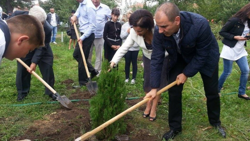Цветанов и представители на ГЕРБ засадиха 40 дръвчета  | StandartNews.com