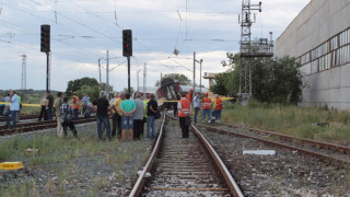 Влак отнесе кола на прелез, по чудо няма пострадали
