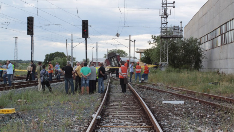 Влак отнесе кола на прелез, по чудо няма пострадали | StandartNews.com