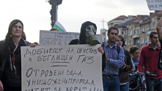 Протести срещу добива на шистов газ в три града на страната