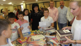 Кандидат-депутати от ГЕРБ дариха учебници на българско училище в Гърция