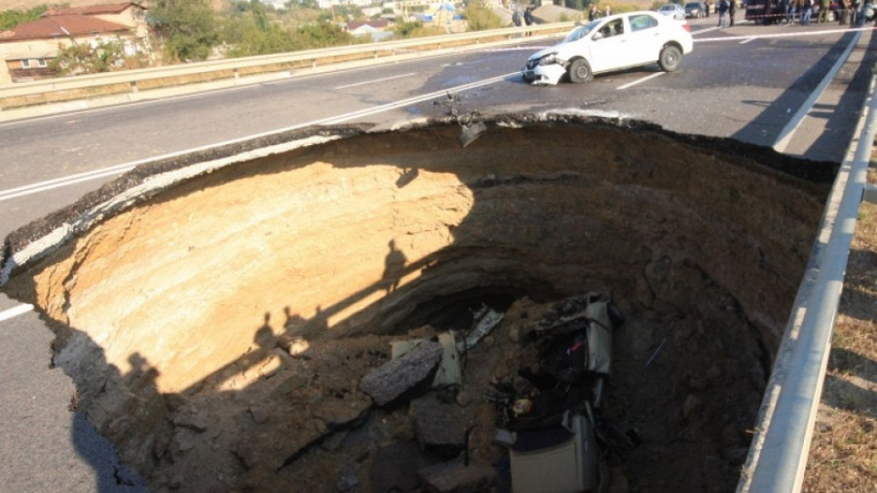 Гигантска дупка на пътя погълна кола с 8 души в Крим | StandartNews.com