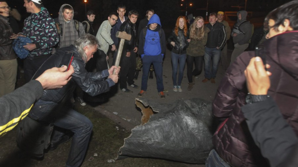 Събориха два паметника на Ленин в Украйна (ВИДЕО) | StandartNews.com