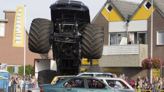 Гигантски камион уби трима на шоу в Холандия