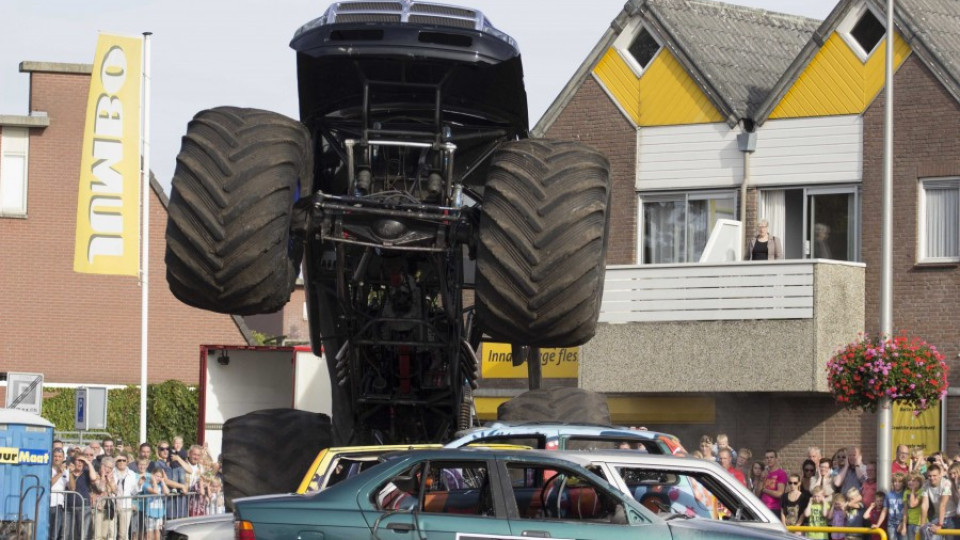 Гигантски камион уби трима на шоу в Холандия | StandartNews.com
