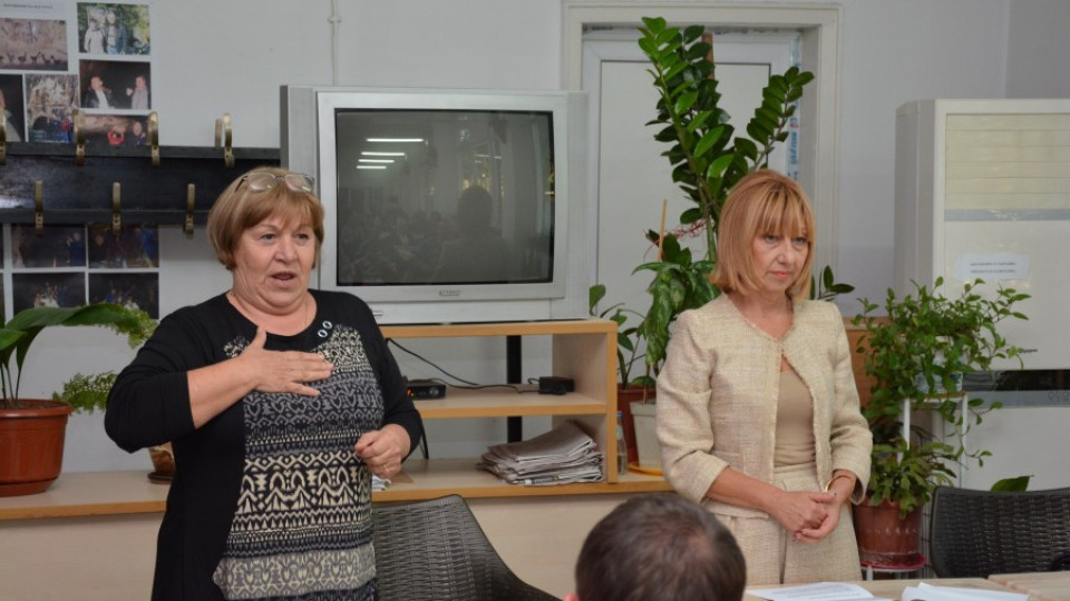 Клисарова: Във всяка администрация трябва да има преводач от жестомимичен език | StandartNews.com