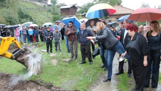 Проф. Георгиева с първа копка на спортна площадка